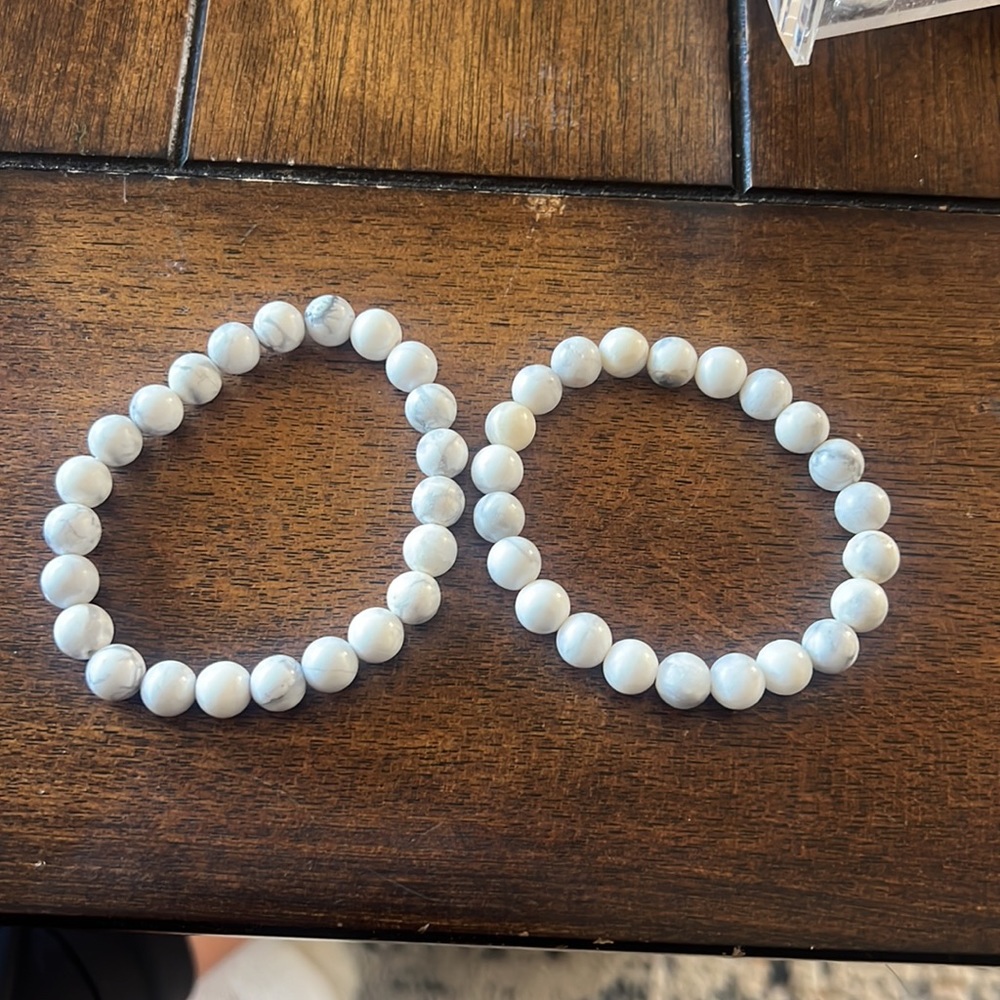 Two white Howlite bracelets - Picture 2 of 2
